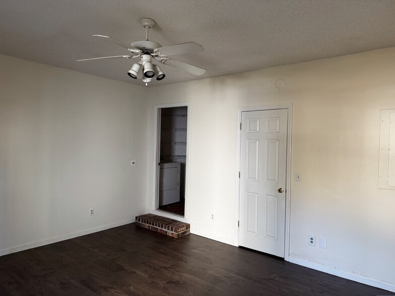 Building Photo - 103 Toura Ln