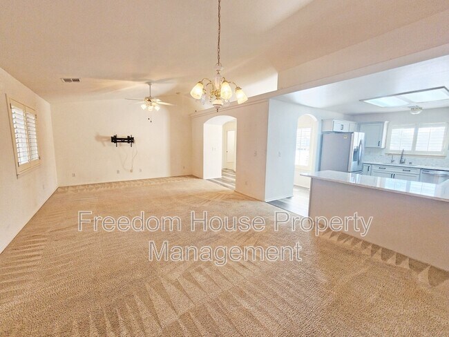 Building Photo - 380 Round Up Ct