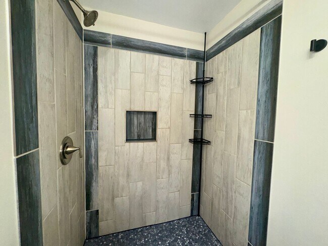 Building Photo - 2 Week Move In Special - 3 Bedroom, 2 Bath...