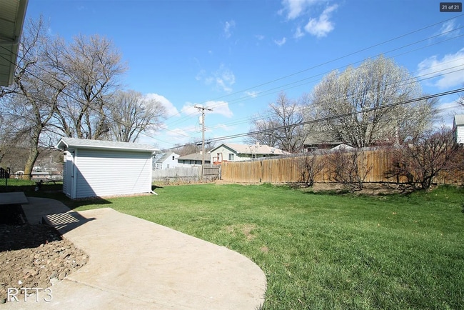 Building Photo - 4 Bedroom / 3 Bath Home off of 72nd and Gr...