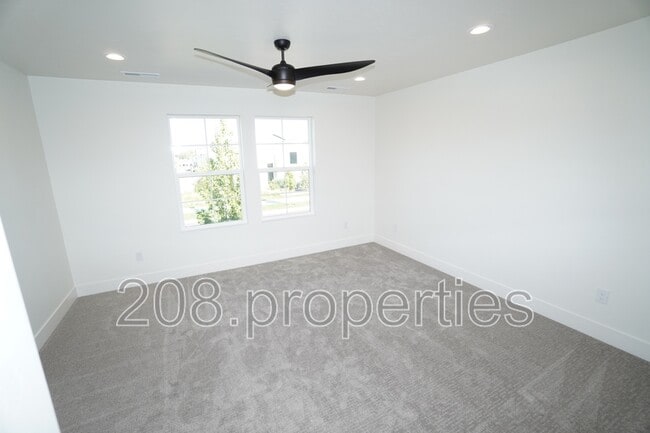 Building Photo - 1333 N Webb Wy