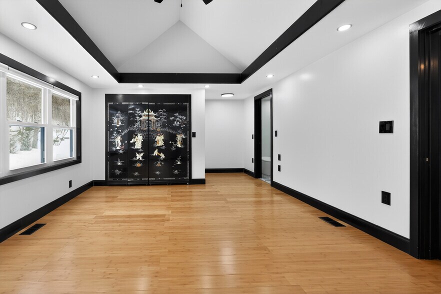 Building Photo - 615 Monroe Tpke