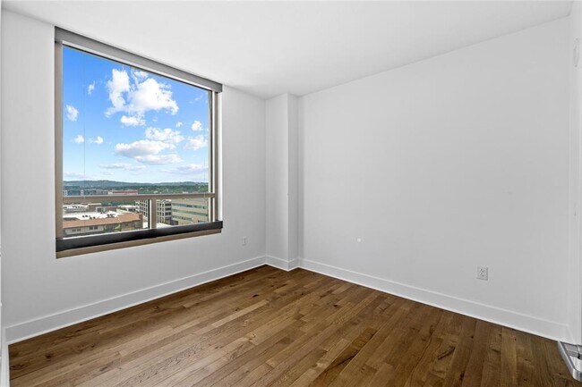 Building Photo - 300 Bowie St