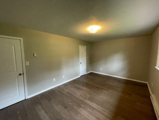 Building Photo - Freshly painted 2 bedroom 1 bath house- Pet Friendly!