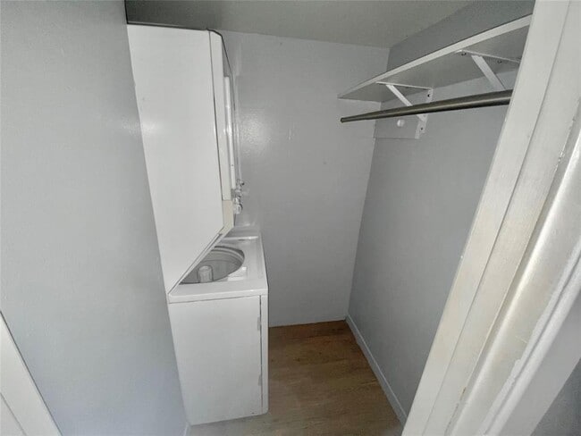 Building Photo - 614 W 51st St