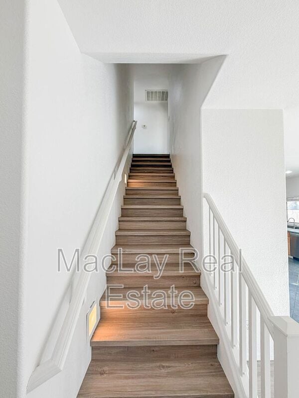 Building Photo - 1009 E Iris Dr