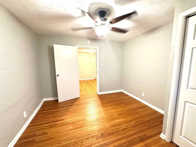 Building Photo - Updated 2 Bed, 1 Bath Home w/ Bonus Room i...
