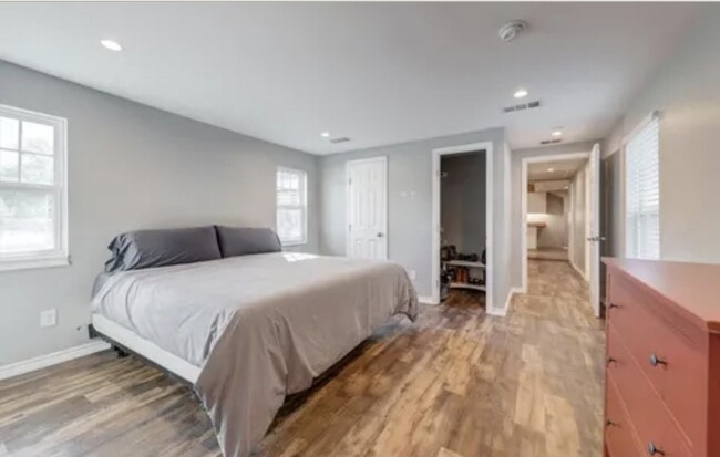 Master bedroom with his and her closets - 4327 Ohio Garden Rd