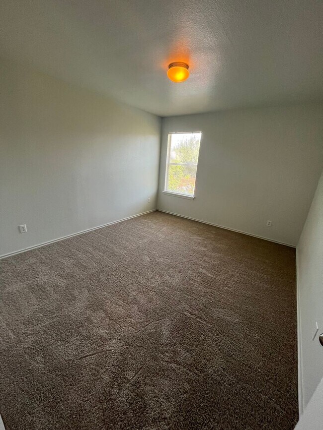 Building Photo - 3/2 in the heart of Del Valle