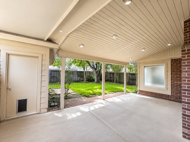 Building Photo - 223 Wild Oak Run