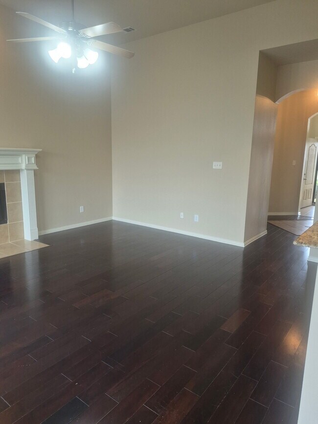 Building Photo - 709 Shady Meadow Ln