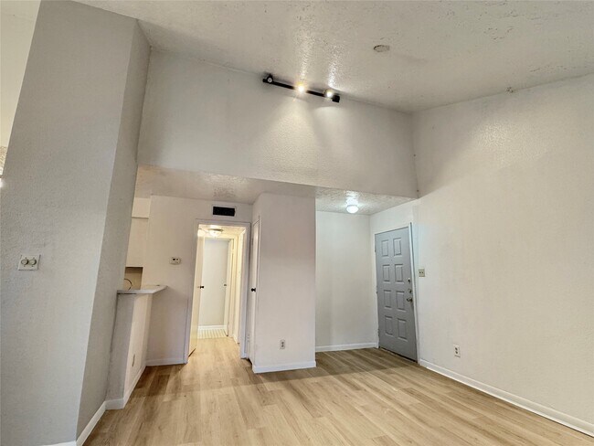 Building Photo - 2021 Spenwick Dr