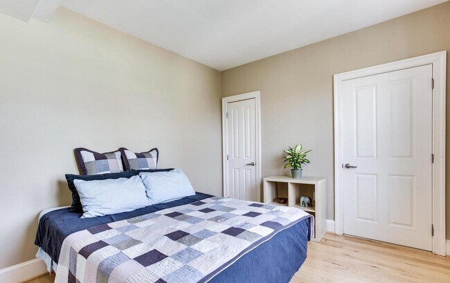 Building Photo - Exceptional 2BR/2BA corner unit with lovely city views. Ready NOW. Priced to rent!