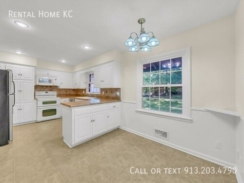 Building Photo - 6001 W 79th St