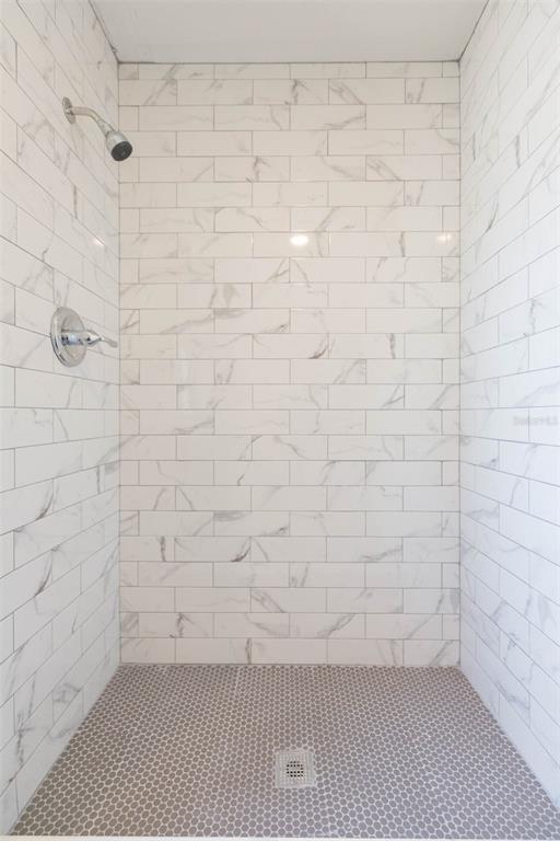 Building Photo - 7608 N Sanibel Cir