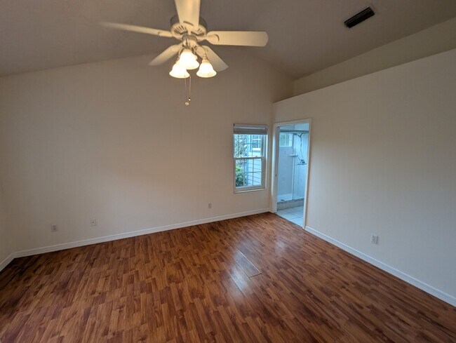 Building Photo - 108 N Lake Cir