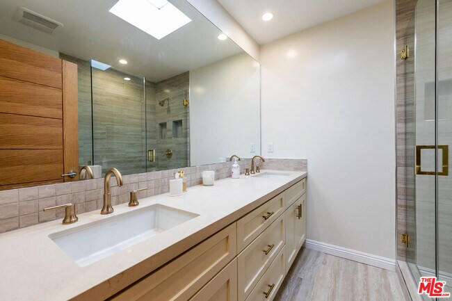 Building Photo - 717 S Westgate Ave
