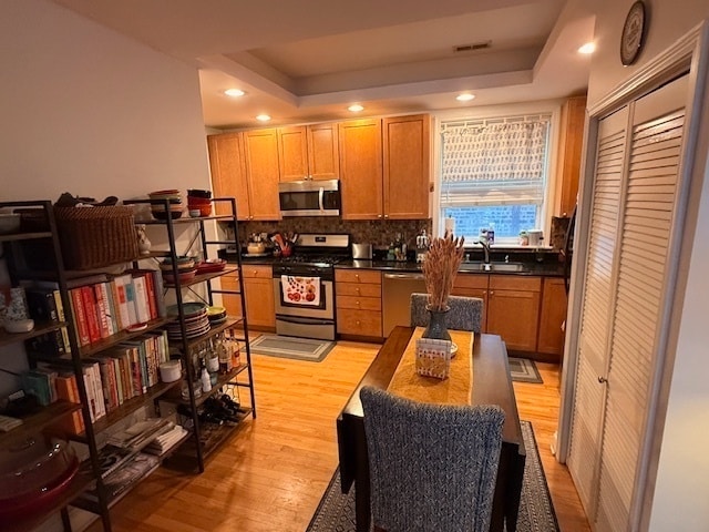 Building Photo - 6912 N Lakewood Ave