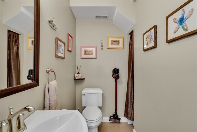 Building Photo - 104 Holland St