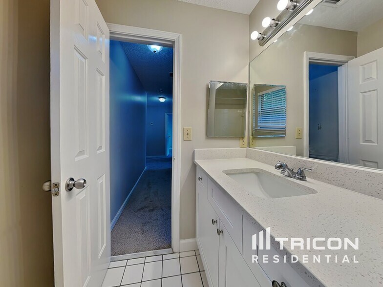 Building Photo - 2615 Sandstone Dr