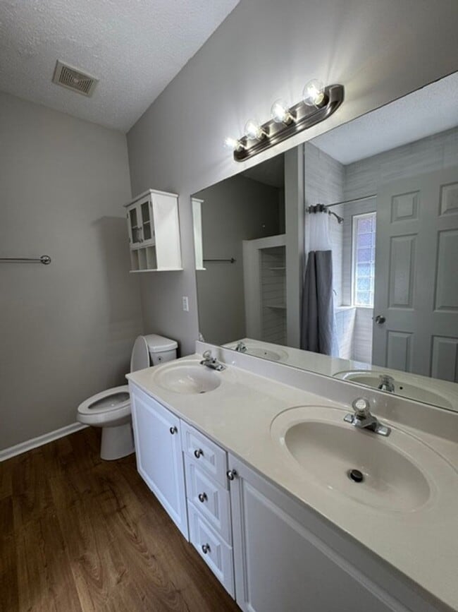 Building Photo - This 1.5  story, all brick, 3 bedroom, 2 bath, Bonus room upstairs & a 2 car garage with great st...