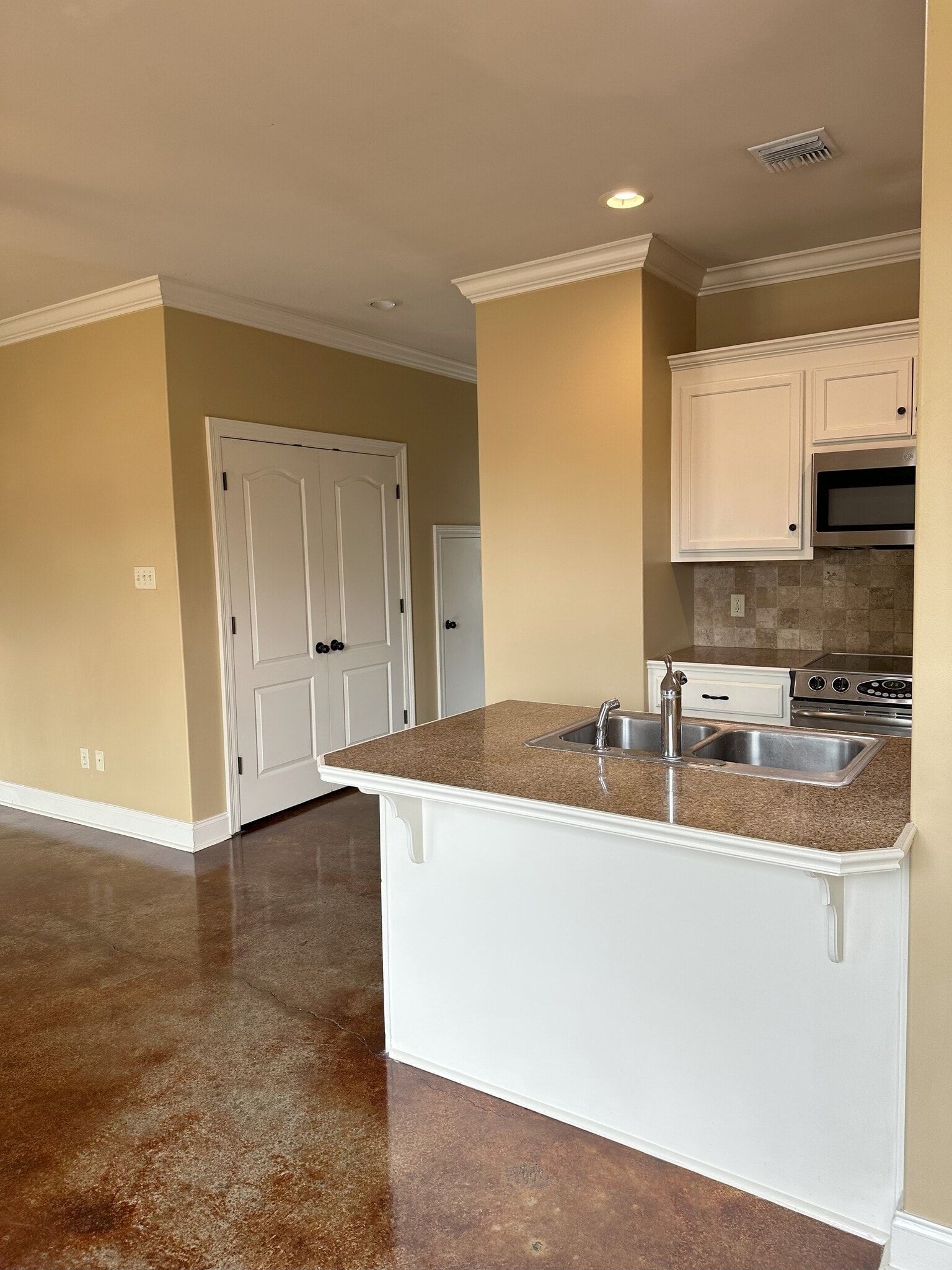 Building Photo - 111 Village Square Dr