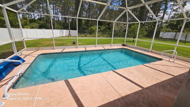 Building Photo - Beautiful 3/2/2 Pool Home on Oversized Lot...