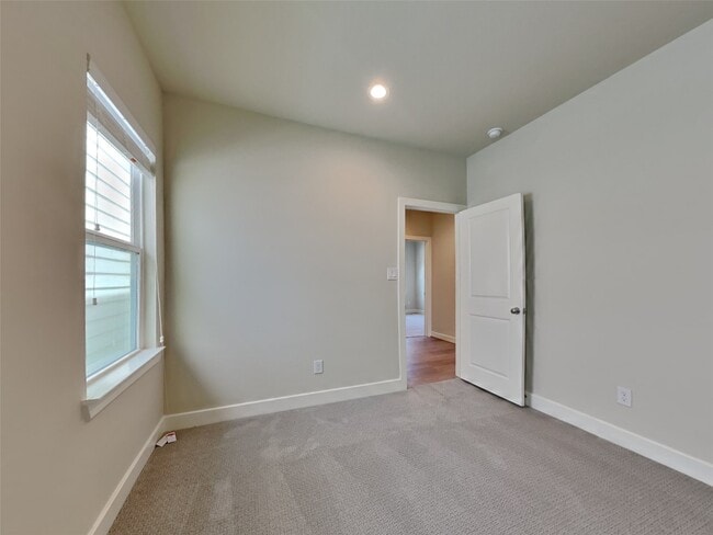 Building Photo - 2604 Mid Ln