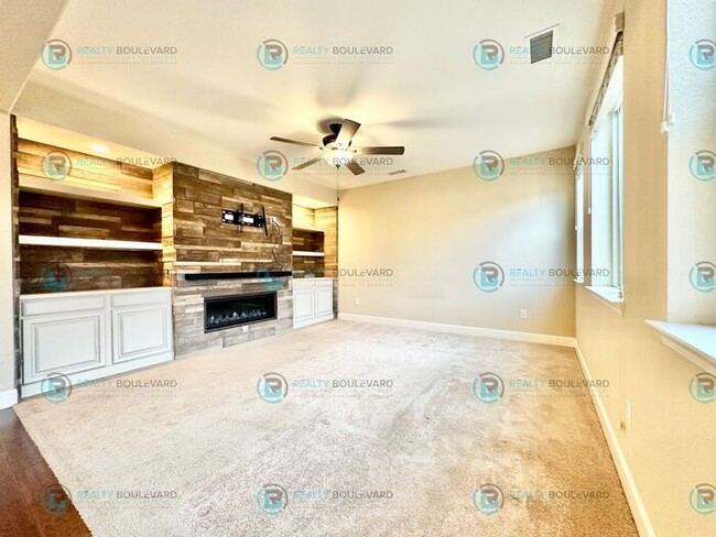 Building Photo - 1/2 Month Free! Spacious 4-Bedroom Gem in ...