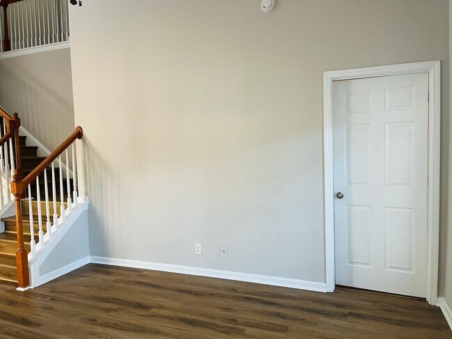 Building Photo - Wow! Check out this charming 3 bedroom 2.5...