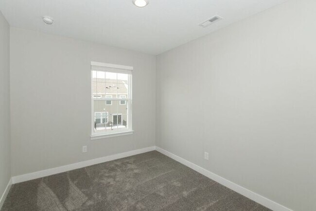 Building Photo - Beautiful Townhome in Carmel