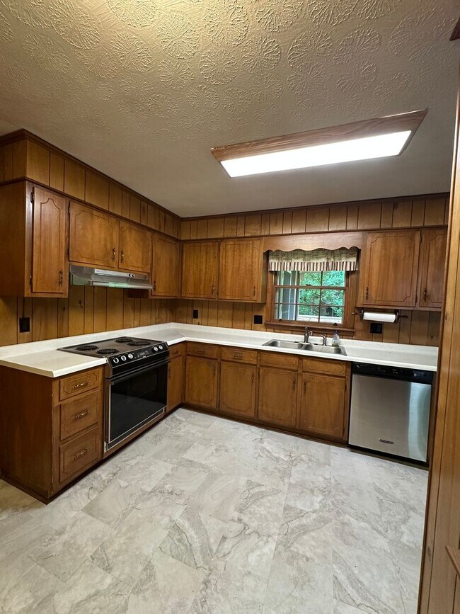 Building Photo - Available now,  3/2 with large unfinished basement, in University Heights