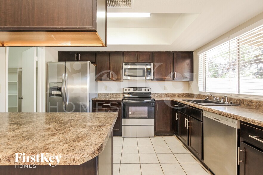 Building Photo - 5413 W Townley Ave