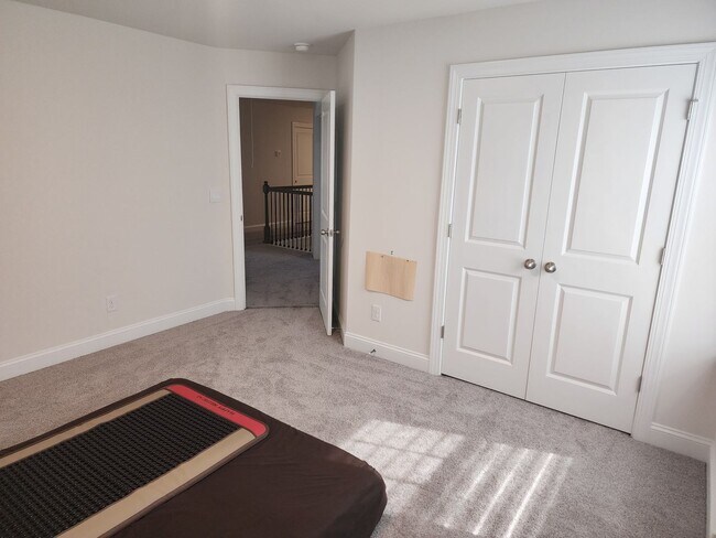 Building Photo - Like New Single Family Home minutes from B...