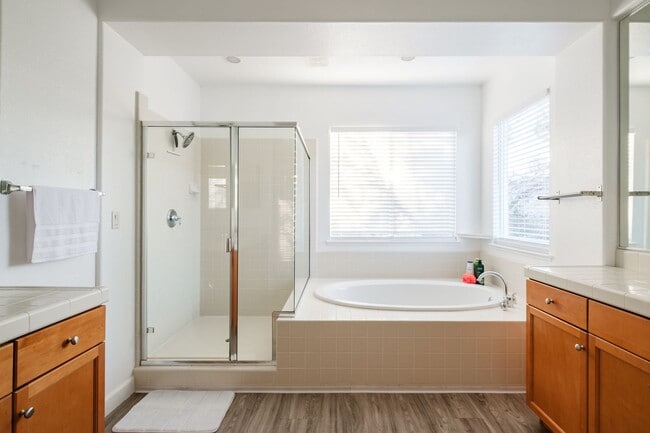 Building Photo - 4 Bedroom Fully Furnished Mid-term Rental