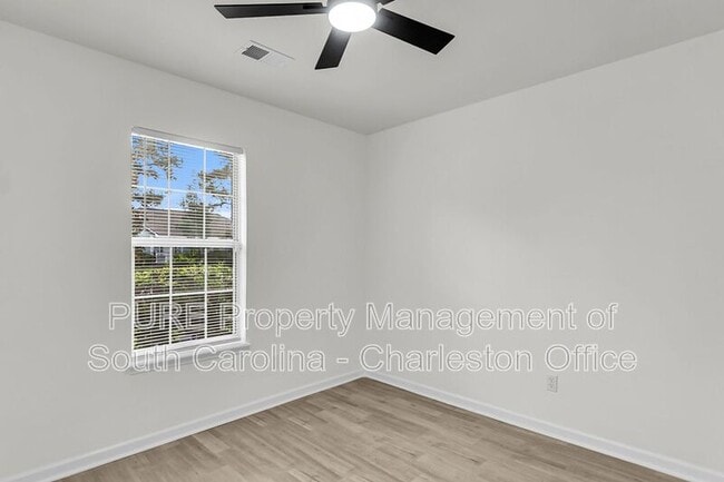 Building Photo - 9870 Levenshall Dr