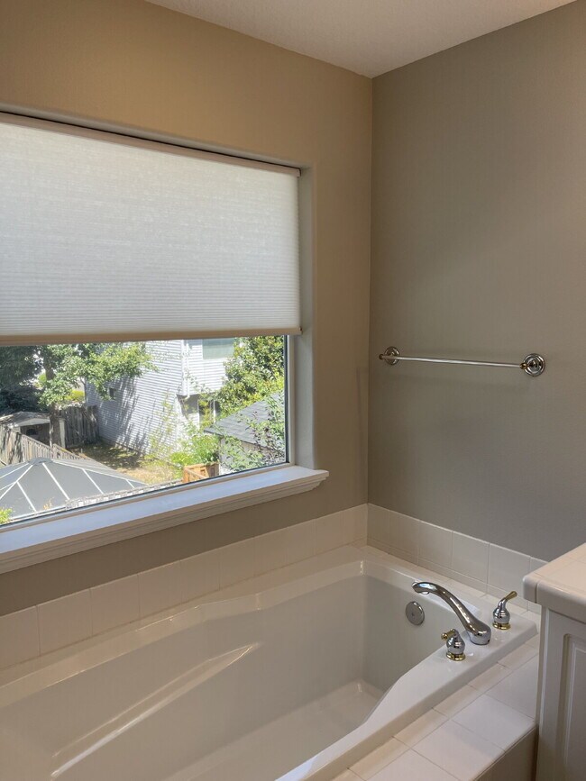 Building Photo - 13493 SE Rolling Meadows Dr