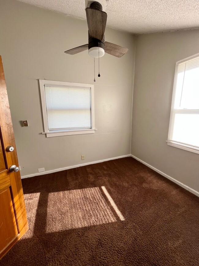 Building Photo - 4 Bedroom, 2.5 Bathroom House!