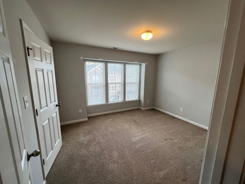 Building Photo - Room in Townhome on Dove Cottage Ln