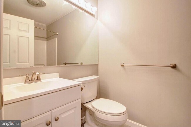 Building Photo - 2121 Wainwright Ct