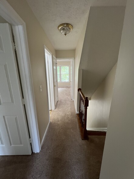 Upstairs hallway - 117 Oak Moore Ct