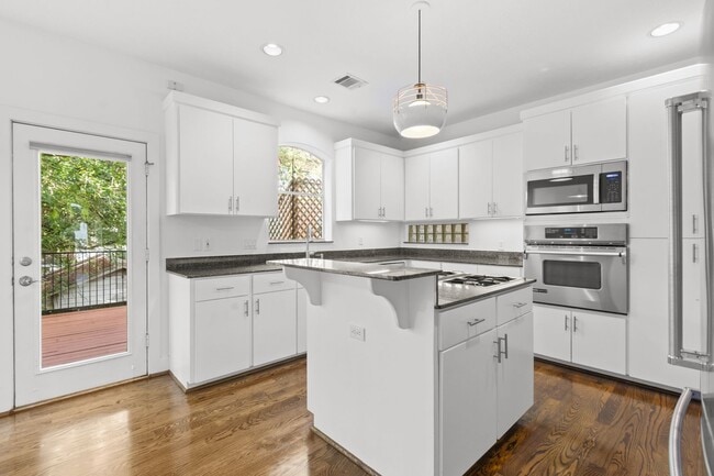 Building Photo - Live Near Memorial Park! Spacious 3BR with...