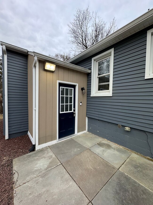 Building Photo - UPDATED THREE BEDROOM HOME in UPPER SAUCON