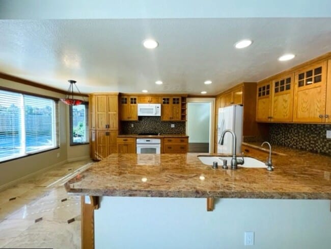 Building Photo - 526 Trailridge Dr