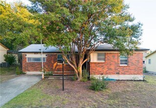 Building Photo - Renovated 4-bedroom 1.5 bathroom home!  Housing accepted! $500 off first months rent!