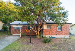 Building Photo - Renovated 4-bedroom 1.5 bathroom home!  Ho...
