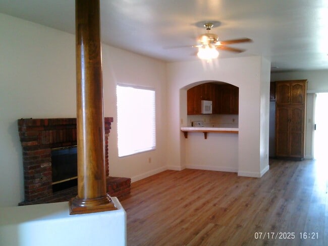 Building Photo - NORTHWEST CUTIE !  NEW PAINT AND FLOORING!!!