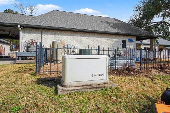 Building Photo - 15569 Crown Oaks Dr