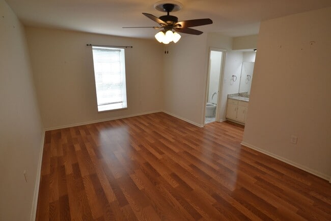 Building Photo - MOVE IN SPECIAL!  Newly updated, 2 bedroom, 2 bath Condo at Westdale Club Condos