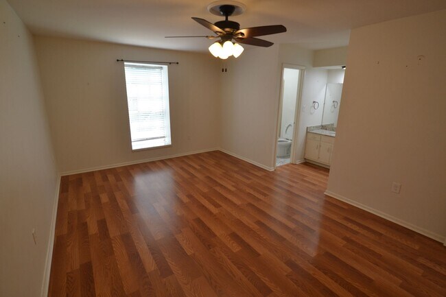Building Photo - Newly updated, 2 bedroom, 2 bath Condo at Westdale Club Condos